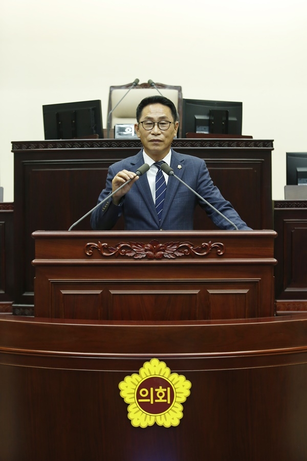 오진택 의원이 송산~봉담민자도로 주민 이주대책을 촉구하는 5분발언을 하고 있다.