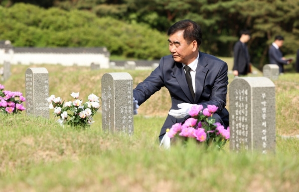 염종현 의장이 17일 '국립 5.18 민주묘지'를 방문했다.